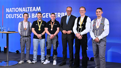 Bundeskanzler Friedrich Merz mit dem Nationalteam Baugewerbe Bundeskanzler Friedrich Merz mit dem Nationalteam Baugewerbe
